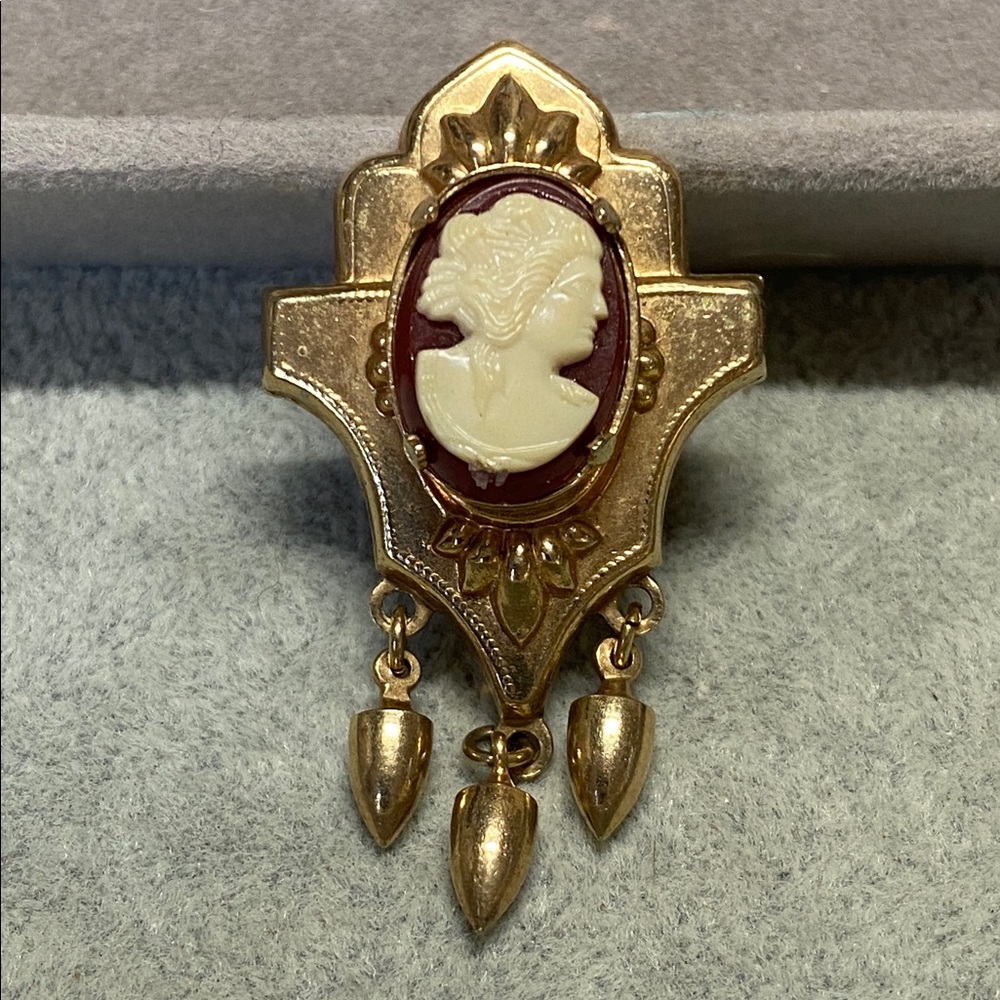 Vintage Style Cameo Brooch Gold Tone Dangle Victorian Lady